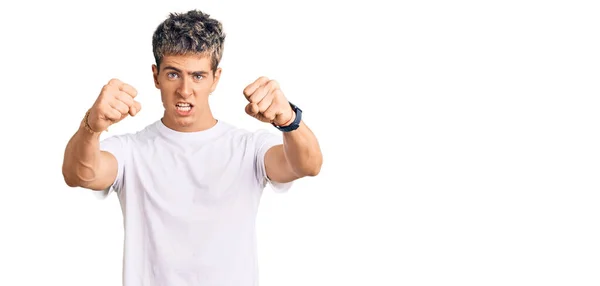 Kızgın Kızgın Beyaz Tişört Giyen Genç Yakışıklı Bir Adam Öfkeyle — Stok fotoğraf