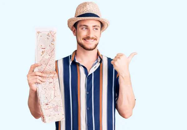 Joven Hombre Caucásico Guapo Con Sombrero Verano Sosteniendo Mapa Ciudad —  Fotos de Stock