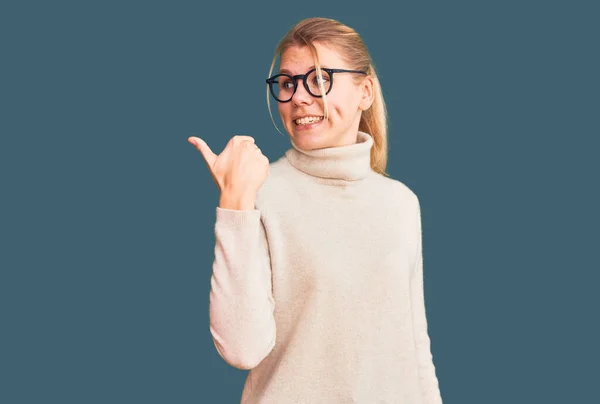 Młoda Piękna Blondynka Ubrana Sweter Golfem Okulary Uśmiechnięta Szczęśliwą Twarzą — Zdjęcie stockowe