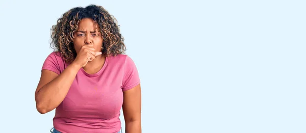 Jonge Afro Amerikaanse Size Vrouw Draagt Casual Kleding Gevoel Onwel — Stockfoto