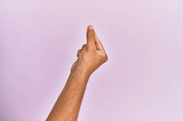 白人年轻人的胳膊和手放在粉色孤立的背景上 手握着空白的手指 手握商务和广告 — 图库照片