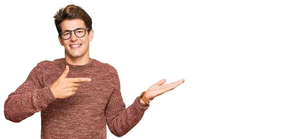 Hombre Caucásico Guapo Con Suéter Casual Gafas Asombrado Sonriendo Cámara —  Fotos de Stock