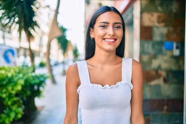 Gadis Latin Muda Tersenyum Bahagia Berjalan Jalan Kota — Stok Foto