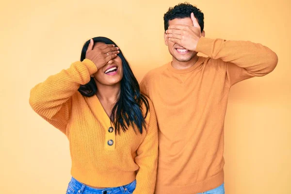 Belo Casal Jovem Latino Vestindo Roupas Casuais Juntos Sorrindo Rindo — Fotografia de Stock