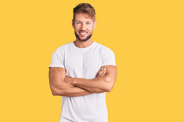 Jonge Blanke Man Met Casual Wit Tshirt Vrolijk Gezicht Glimlachend — Stockfoto