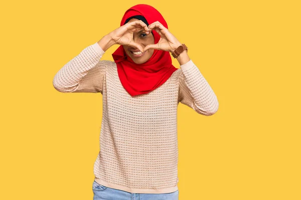 Junge Afrikanisch Amerikanische Frau Mit Traditionellem Islamischen Hijab Schal Herzform — Stockfoto
