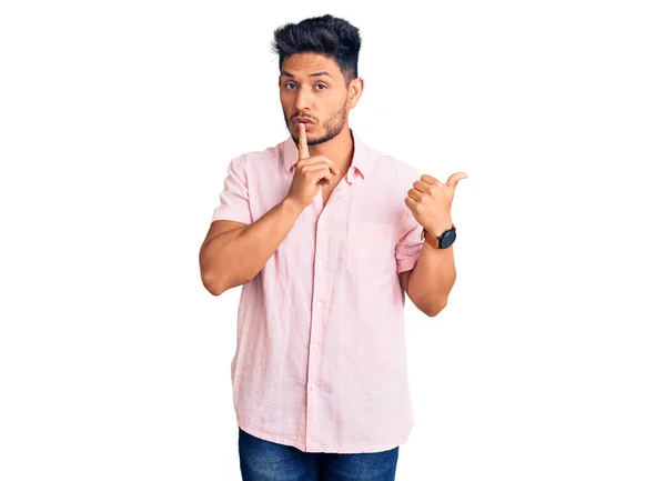 Guapo Joven Latinoamericano Que Usa Una Camisa Verano Casual Pidiendo —  Fotos de Stock