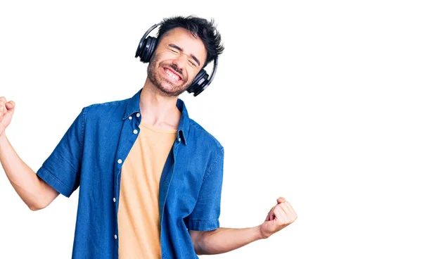 Joven Hispano Escuchando Música Usando Auriculares Muy Contentos Emocionados Haciendo —  Fotos de Stock