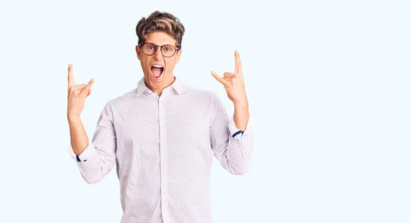 Kıyafetleri Giymiş Gözlüklü Çılgın Bir Ifadeyle Bağıran Yakışıklı Genç Adam — Stok fotoğraf