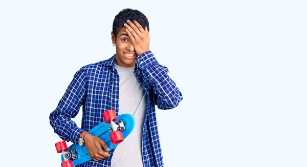 Jovem Afro Americano Segurando Skate Estressado Frustrado Com Mão Cabeça — Fotografia de Stock
