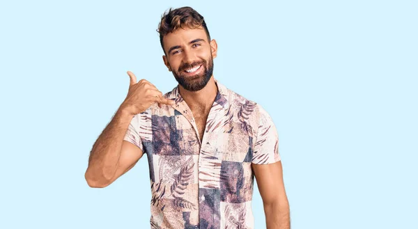 Joven Hispano Vestido Con Ropa Verano Sonriendo Haciendo Gesto Telefónico — Foto de Stock