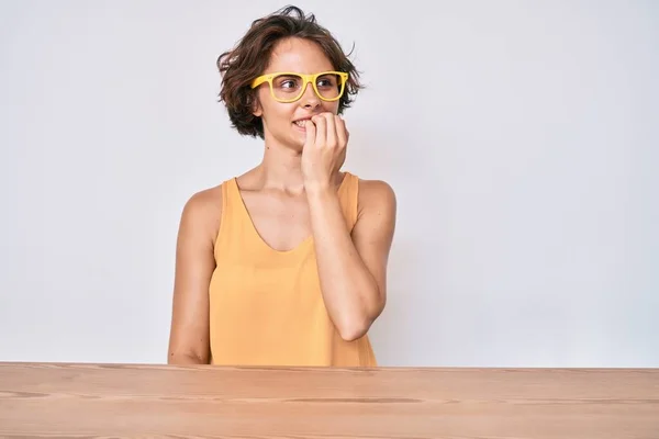 Gündelik Giysiler Gözlük Takan Genç Spanyol Kadın Masada Oturmuş Gergin — Stok fotoğraf