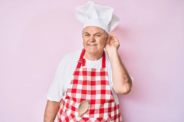 Starší Šedovlasý Muž Profesionální Pekařské Zástěře Usmívá Rukou Přes Ucho — Stock fotografie