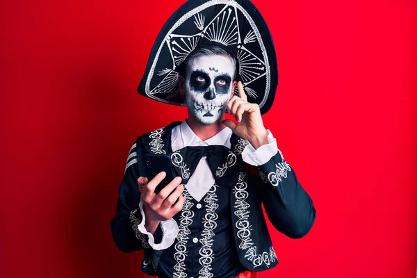 Mladý Muž Mexickém Dni Mrtvých Kostým Pomocí Smartphonu Vážný Obličej — Stock fotografie