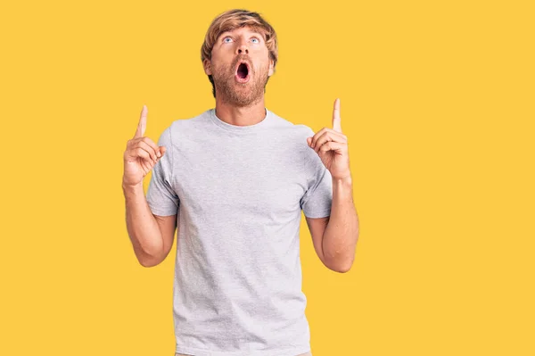 Handsome Caucasian Man Beard Wearing Casual Tshirt Amazed Surprised Looking — Stock Photo, Image