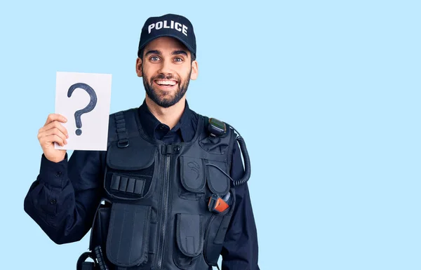 Jonge Knappe Man Met Baard Politie Uniform Met Vraagteken Die — Stockfoto