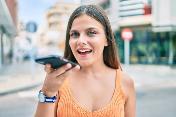 Menina Oriente Médio Jovem Sorrindo Feliz Enviando Mensagem Voz Usando — Fotografia de Stock