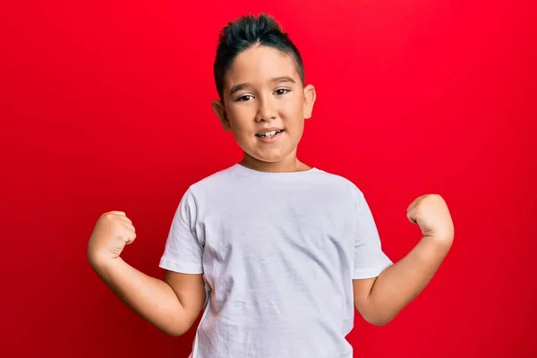 Niño Hispano Llevando Camiseta Blanca Casual Gritando Orgulloso Celebrando Victoria — Foto de Stock