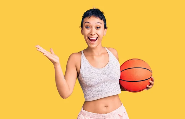 Mujer Joven Sosteniendo Pelota Baloncesto Celebrando Victoria Con Sonrisa Feliz —  Fotos de Stock