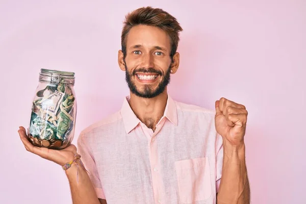 Hombre Caucásico Guapo Con Barba Sosteniendo Frasco Con Ahorros Gritando —  Fotos de Stock