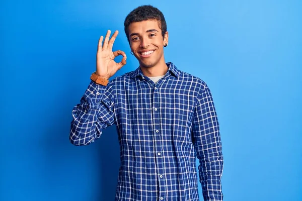 Jonge Afro Amerikaanse Man Met Casual Kleding Een Glimlachende Positieve — Stockfoto