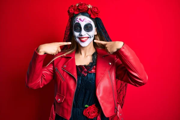Woman Wearing Day Dead Costume Red Smiling Cheerful Showing Pointing — Stock Photo, Image