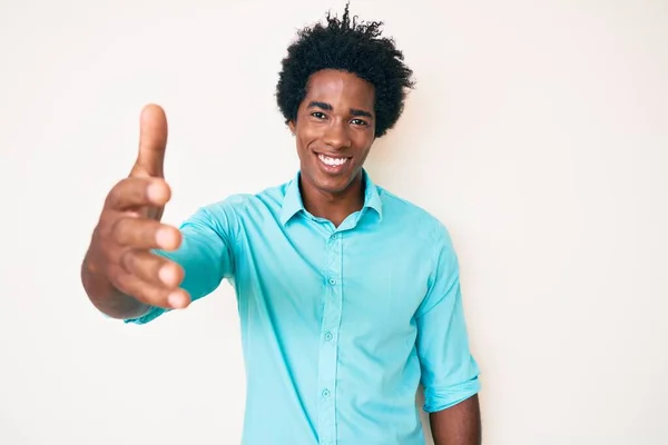 Όμορφος Αφροαμερικανός Άνδρας Αφρο Μαλλιά Που Φοράει Καθημερινά Ρούχα Χαμογελώντας — Φωτογραφία Αρχείου
