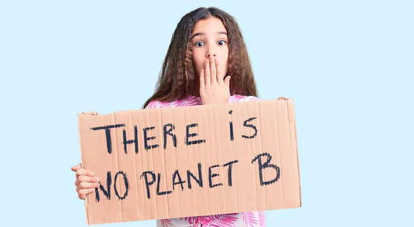 Menina Criança Hispânica Bonito Segurando Não Banner Planeta Cobrindo Boca — Fotografia de Stock