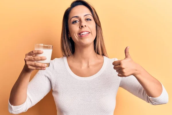 Ung Vacker Kvinna Håller Glas Mjölk Ler Glad Och Positiv — Stockfoto