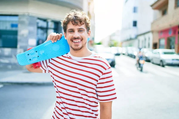 Junger Kaukasischer Skater Mann Lächelt Glücklich Und Hält Skate Fuß — Stockfoto