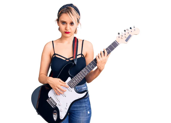 Jovem Bela Mulher Loira Tocando Guitarra Elétrica Pensando Atitude Expressão — Fotografia de Stock