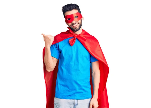 Joven Hombre Guapo Con Barba Vistiendo Traje Superhéroe Sonriendo Con — Foto de Stock