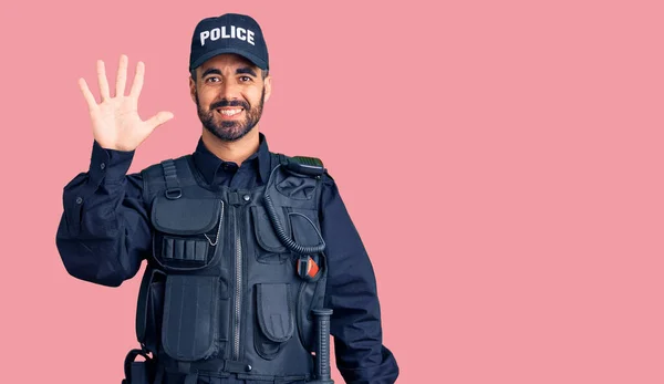 Mladý Hispánec Policejní Uniformě Ukazuje Ukazuje Prsty Číslo Pět Přitom — Stock fotografie