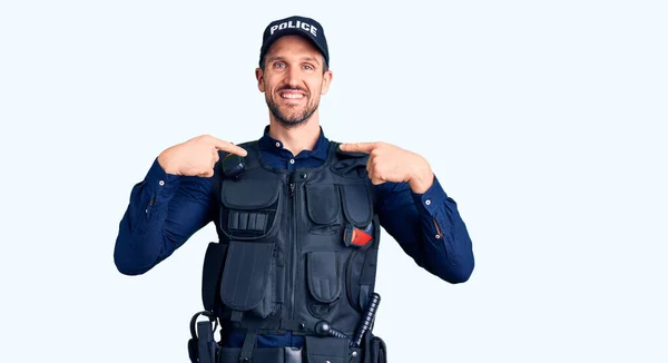 Joven Hombre Guapo Vistiendo Uniforme Policía Mirando Confiado Con Sonrisa — Foto de Stock