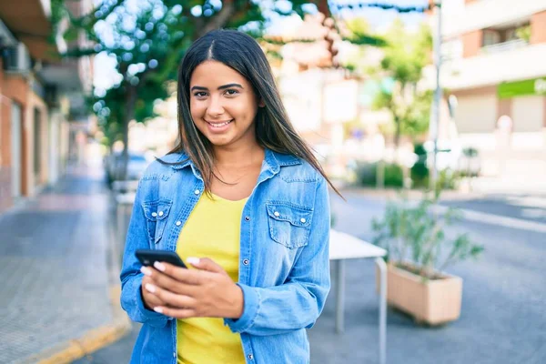 Νεαρή Λατίνα Γυναίκα Χαμογελά Ευτυχισμένη Χρησιμοποιώντας Smartphone Στην Πόλη — Φωτογραφία Αρχείου