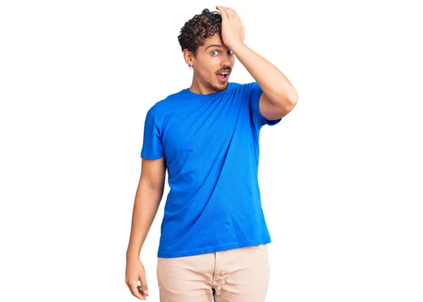 Jovem Homem Bonito Com Cabelo Encaracolado Vestindo Roupas Casuais Surpreso — Fotografia de Stock