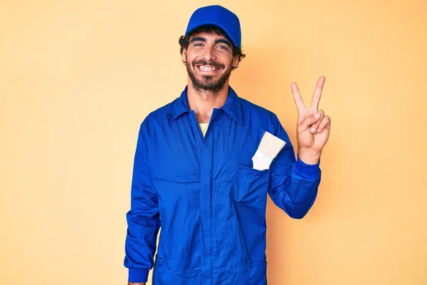 Knappe Jongeman Met Krullend Haar Beer Dragen Bouwer Jumpsuit Uniform — Stockfoto