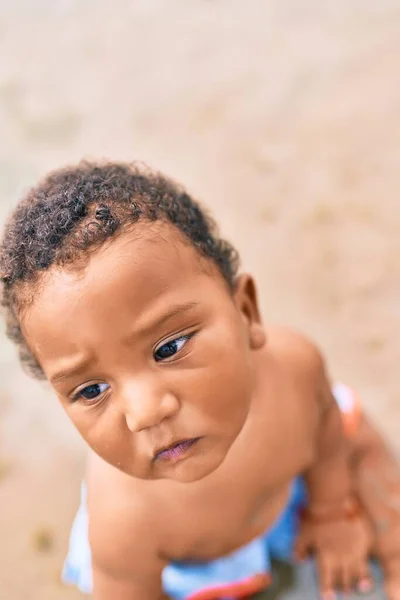 Adorable Niño Afroamericano Sentado Playa —  Fotos de Stock