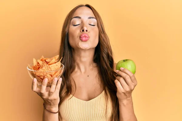 Junge Brünette Frau Mit Nachos Und Gesundem Grünem Apfel Die — Stockfoto