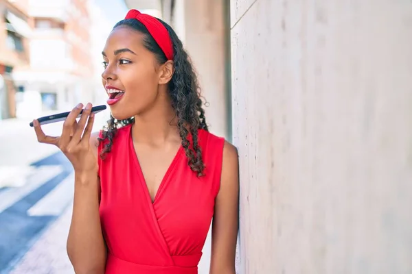 Chica Afroamericana Joven Sonriendo Feliz Enviando Mensaje Audio Utilizando Teléfono —  Fotos de Stock