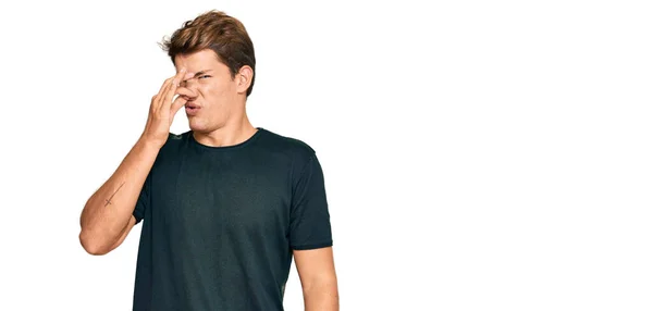 Knappe Blanke Man Casual Kleren Ruikt Iets Stinkends Walgelijk Ondraaglijk — Stockfoto