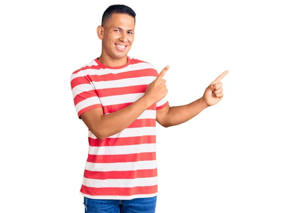 Homem Latino Bonito Jovem Vestindo Roupas Casuais Sorrindo Olhando Para — Fotografia de Stock