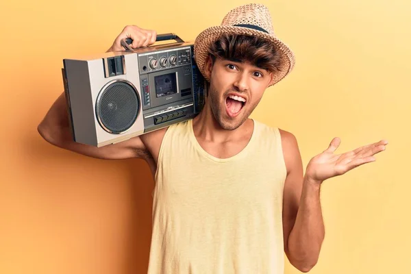Mladý Hispánec Drží Boombox Poslouchá Hudbu Oslavující Úspěch Šťastným Úsměvem — Stock fotografie