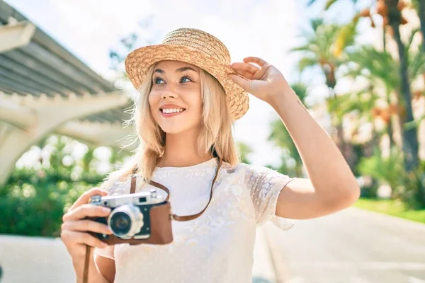 若いです白人観光客の女の子笑顔幸せな使用してヴィンテージカメラで街の通り — ストック写真