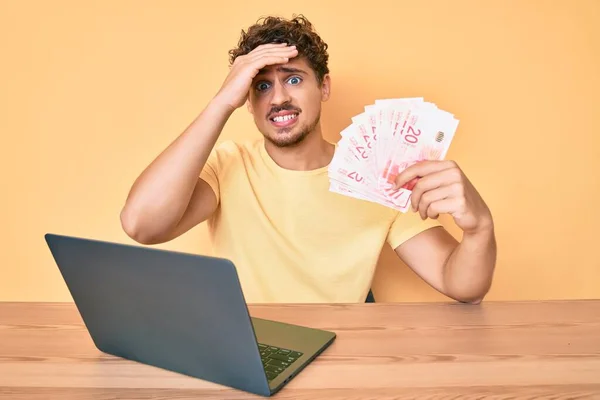 Jovem Caucasiano Com Cabelos Encaracolados Sentado Mesa Trabalhando Com Laptop — Fotografia de Stock