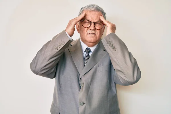 Älterer Grauhaariger Mann Businessanzug Mit Der Hand Auf Dem Kopf — Stockfoto