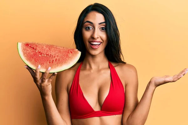 Schöne Hispanische Frau Bikini Die Wassermelone Isst Feiert Errungenschaften Mit — Stockfoto