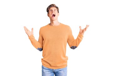 Genç, yakışıklı, sıradan kıyafetler giyen çılgın ve deli gibi bağıran agresif bir ifade ve kollarla bağıran bir adam. hüsran kavramı. 