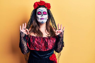 Sarı üzerine ölü kostümü giymiş genç bir kadın rahatla ve parmaklarıyla meditasyon yaparken gözleri kapalı gülümse. yoga konsepti. 