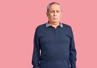 Kıdemli yakışıklı adam sıradan polo kuşkucu ve gergin giyiniyor, sorun yüzünden asık suratlı. negatif kişi. 